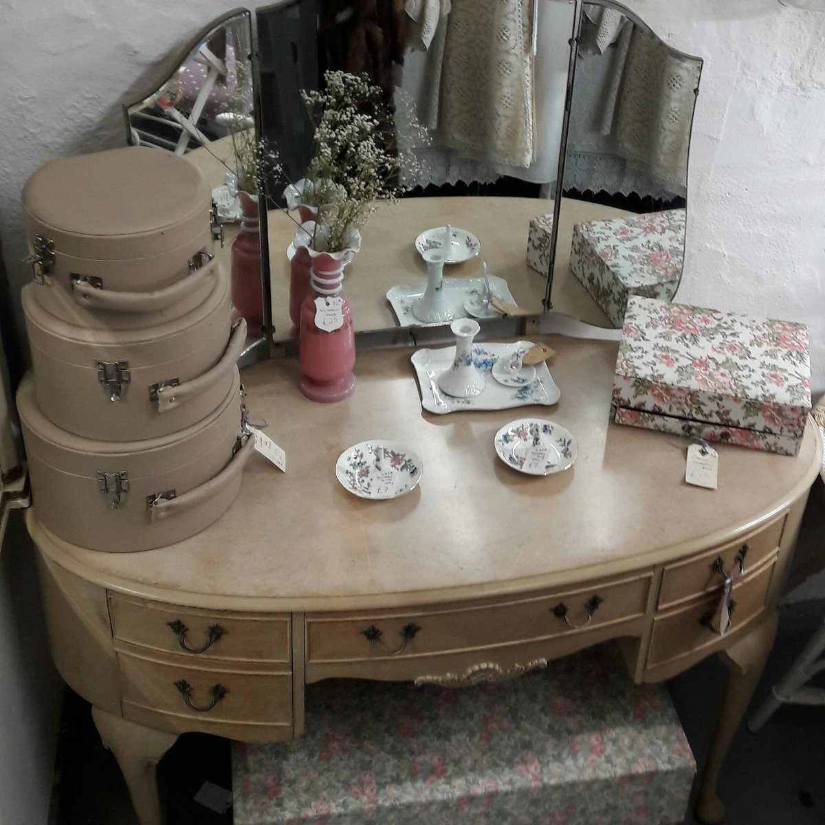 lindadabbs1's tweet image. #maisondeclements #vintage #hatboxes #vintage dressing table 
Lots of lovely items at 4 market hill clare Suffolk CO1O 8NN It's a great shop