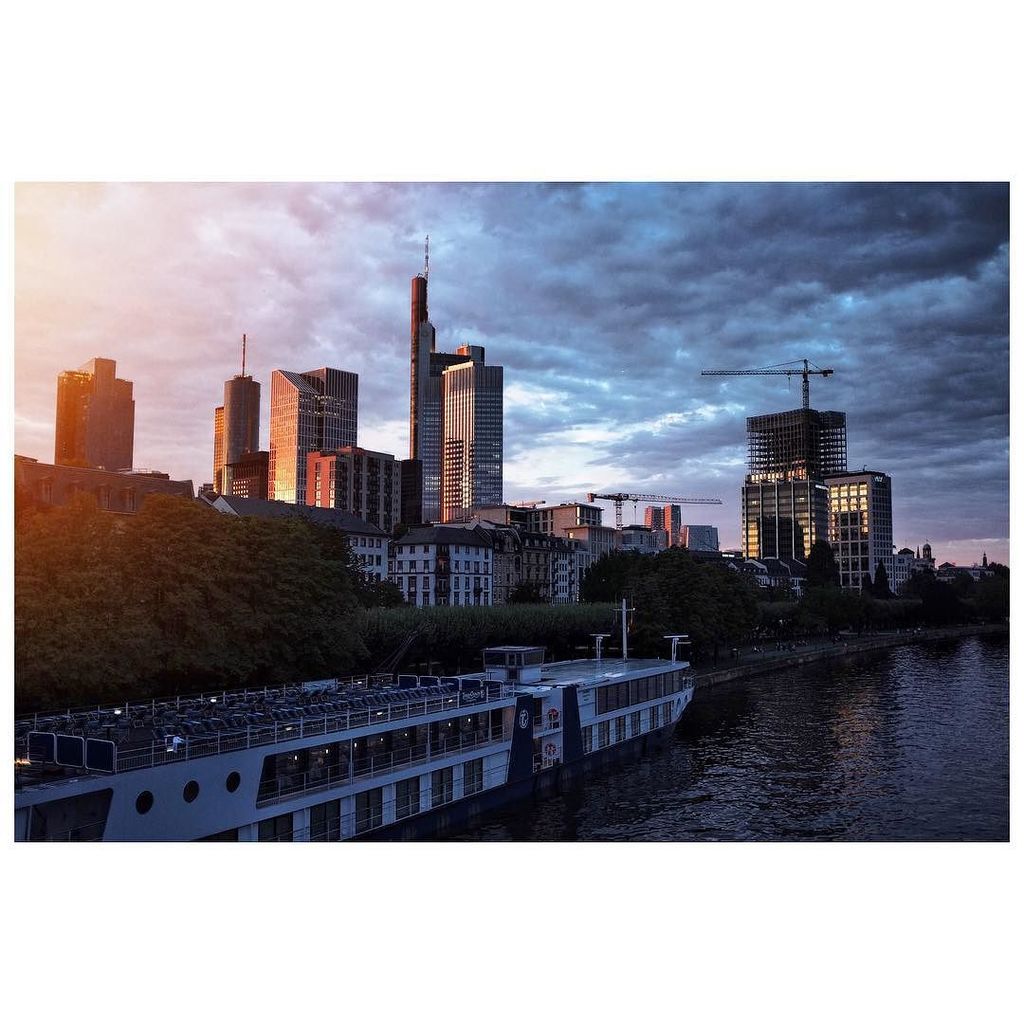 seantuck's tweet photo. Quick 24 hour trip to #Frankfurt #Germany #city #sunset #goldenhour #skyline #eveninglight #skyscrapers #afterthes… https://t.co/EpUVRbHS2p https://t.co/Qcm78bUwUG