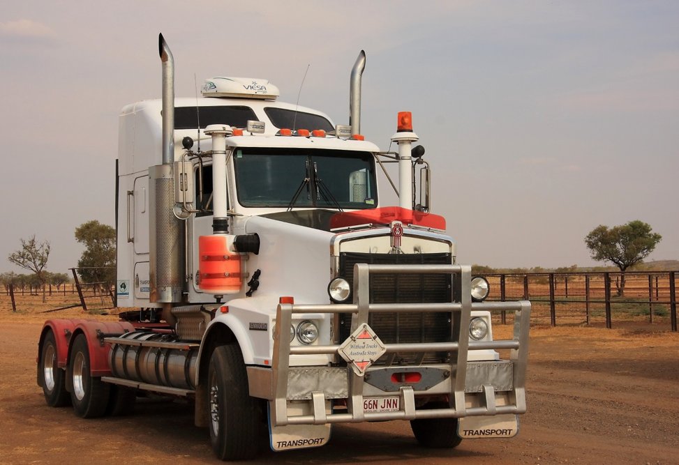 GoShipLegacy's tweet photo. #ThursdayTerms: What do you call a truck that’s driving without the trailer attached?
Answer: Bobtailing! https://t.co/A3UIunqyF7