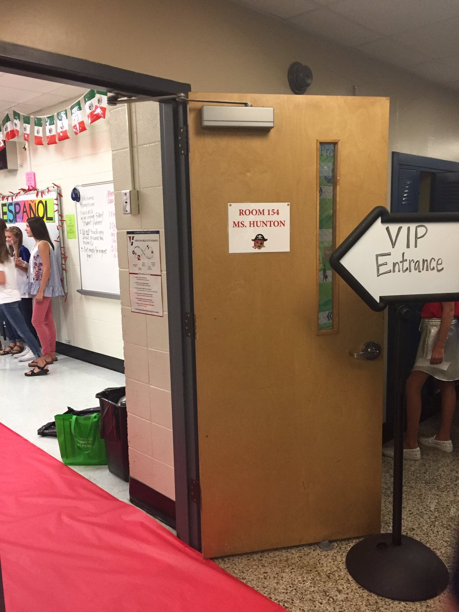 AndyCarpenterEd's tweet image. Everyone entering Mrs Hunton's (@huntonkg) Spanish class at @pizitzmiddle is a VIP today!