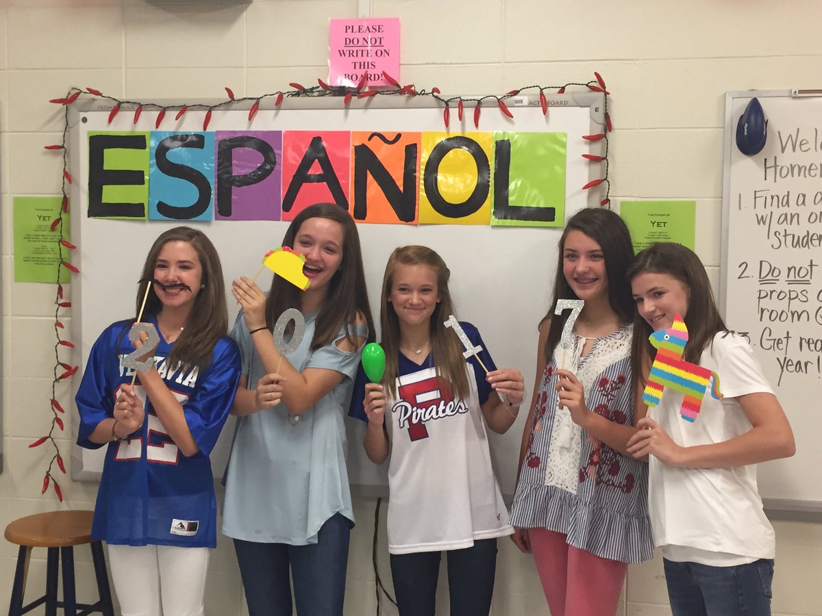 AndyCarpenterEd's tweet image. Everyone entering Mrs Hunton's (@huntonkg) Spanish class at @pizitzmiddle is a VIP today!