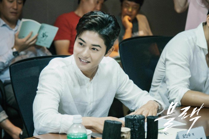 오늘 하루 동준이로 시작해 동준이로 끝남! 여러분의 마음을 들었다놨다 하는 #김동준 군의 #OCN 드라마 '#블랙' 첫 #대본리딩 현장 #OCN포스트 에 가득 넣어놨으니 얼른 저장 뿜뿜!! 사진 더보기 - naver.me/F2OCUlJa