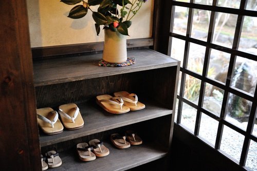 RincondeMayriel's tweet photo. Quitarse los zapatos antes de entrar https://t.co/aVaZ0qWBoV https://t.co/k33YeQRBkt
