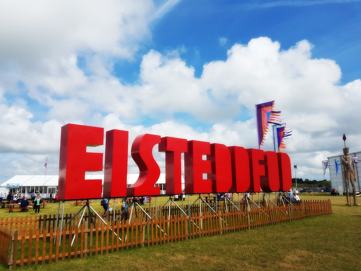 Diwrnod bendigedig yma ar Faes y Steddfod, Ynys Môn 2017.