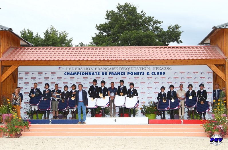 FFEquitation's tweet photo. #GOF2017 #SemaineClubs 👏 aux médaillés Bretons lors du Chpt de France d'#Équitation Clubs https://t.co/RwppP5Pegv @regionbretagne https://t.co/HlK6fllOtV