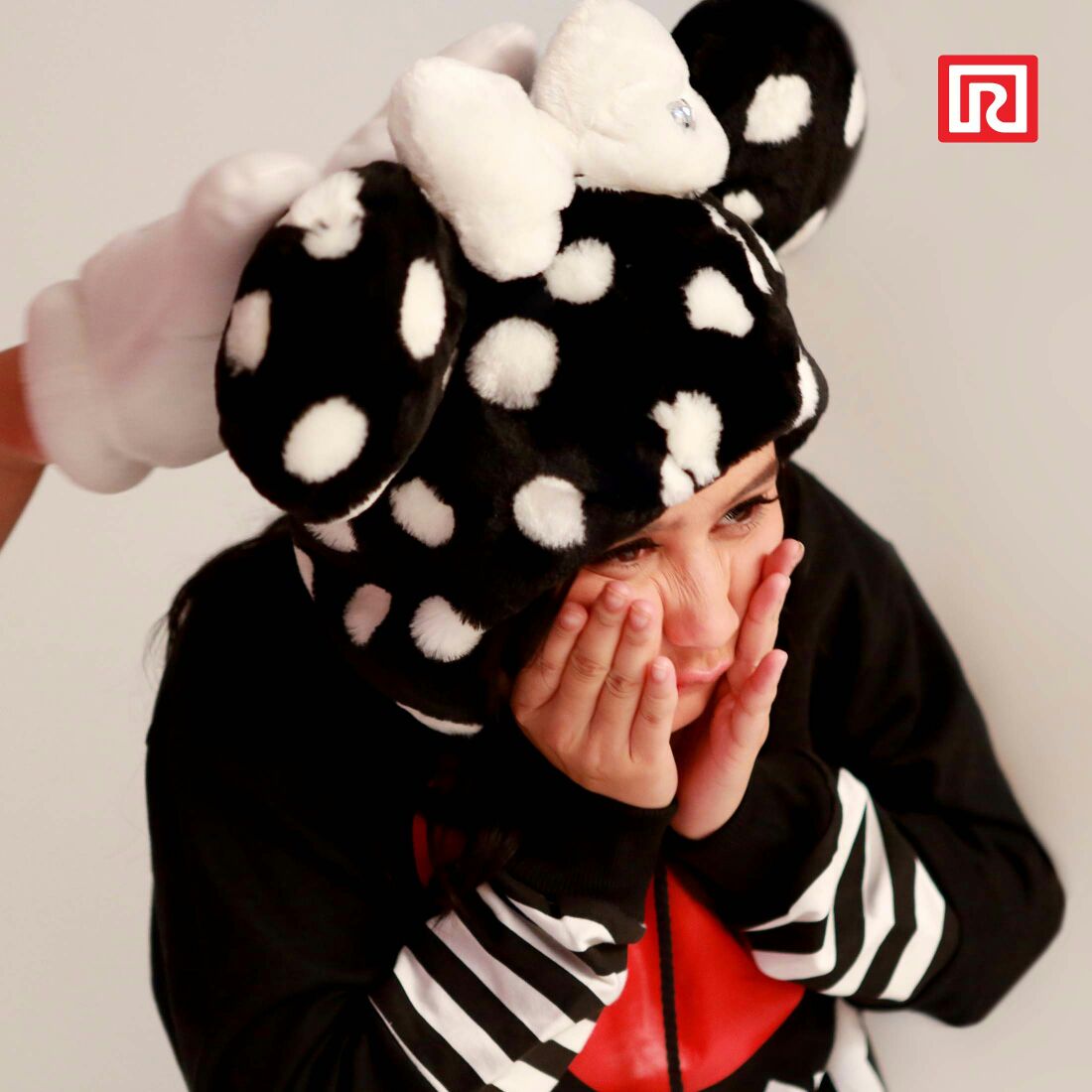 ramayanads's tweet photo. GMZ liat pose @PrillyBie ini. Eh, ngomong-ngomong siapa ya pemakai sarung tangan Mickey yang iseng megang kepala Prilly di foto ini? 😜 https://t.co/bzat0g5TzK