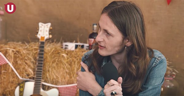 uDiscoverMusic's tweet image. Watch @AaronKeylock sit down for an interview with @KylieOlsson At Ramblin’ Man Fair 2017  #RMF2017 @ramblinmanfair bit.ly/2vRSi3d