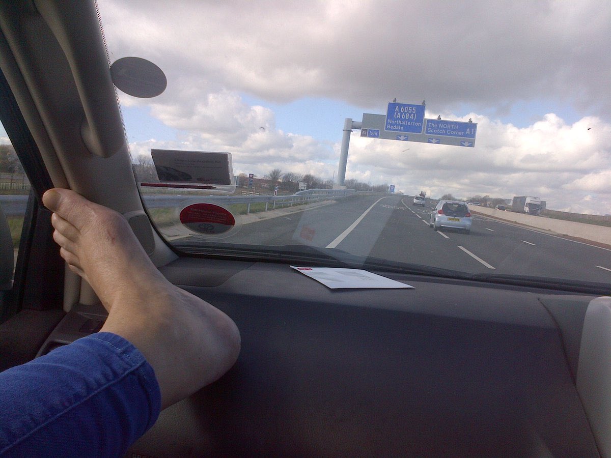 dharford79's tweet photo. Feet on the dash? 

Airbags deploy at 200 MPH. 

Imagine your knees into your face at 200 MPH following an RTC - the end. 

#RoadSafety https://t.co/YB6UwF04lx