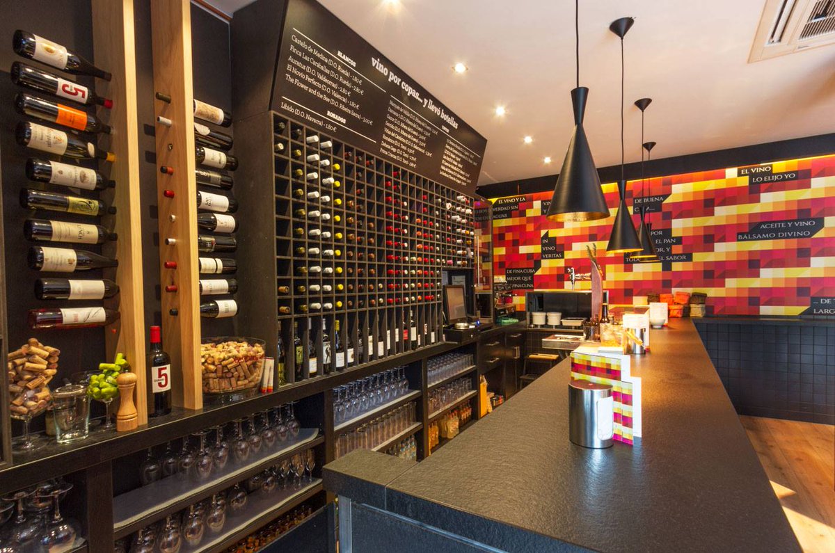 idi_studio's tweet photo. En @AzogueViejo, además de disfrutar de su selección de vinos, tenemos la suerte de sentir que hay algo de #admasd. #interiorismo #diseño https://t.co/KTrrH4lYmQ