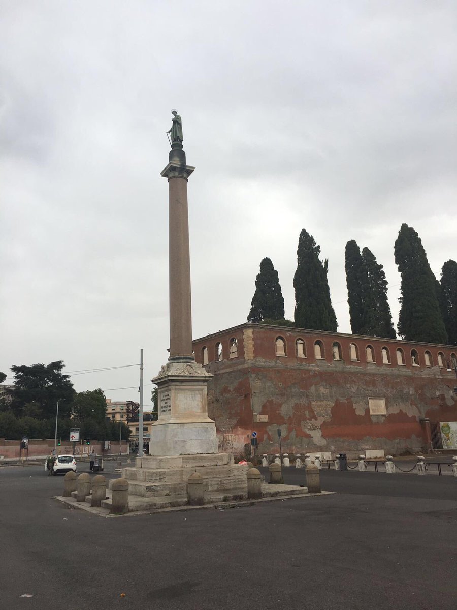Il #10Agosto si festeggia San Lorenzo. Tante cose sono dedicate al Santo a Roma, tra cui questa colonna:

rerumromanarum.com/2016/07/colonn…