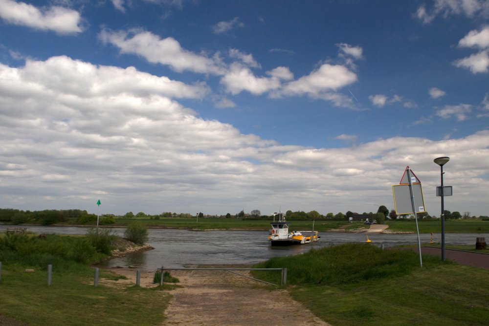 Steek maar liefst drie keer de IJssel over met de Veerpontjesroute. Genieten op de fiets én op het water! ow.ly/ujsy30eauJA #fietsen