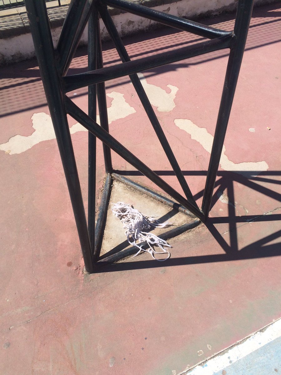 antonio14ruiz's tweet photo. ¿A esto se le llama pista de baloncesto? Canastas sin redes, pista desconchada... en fin. @Ayto_Montilla @montilladigital @MontillaAbierta https://t.co/UZzV7VrG2m