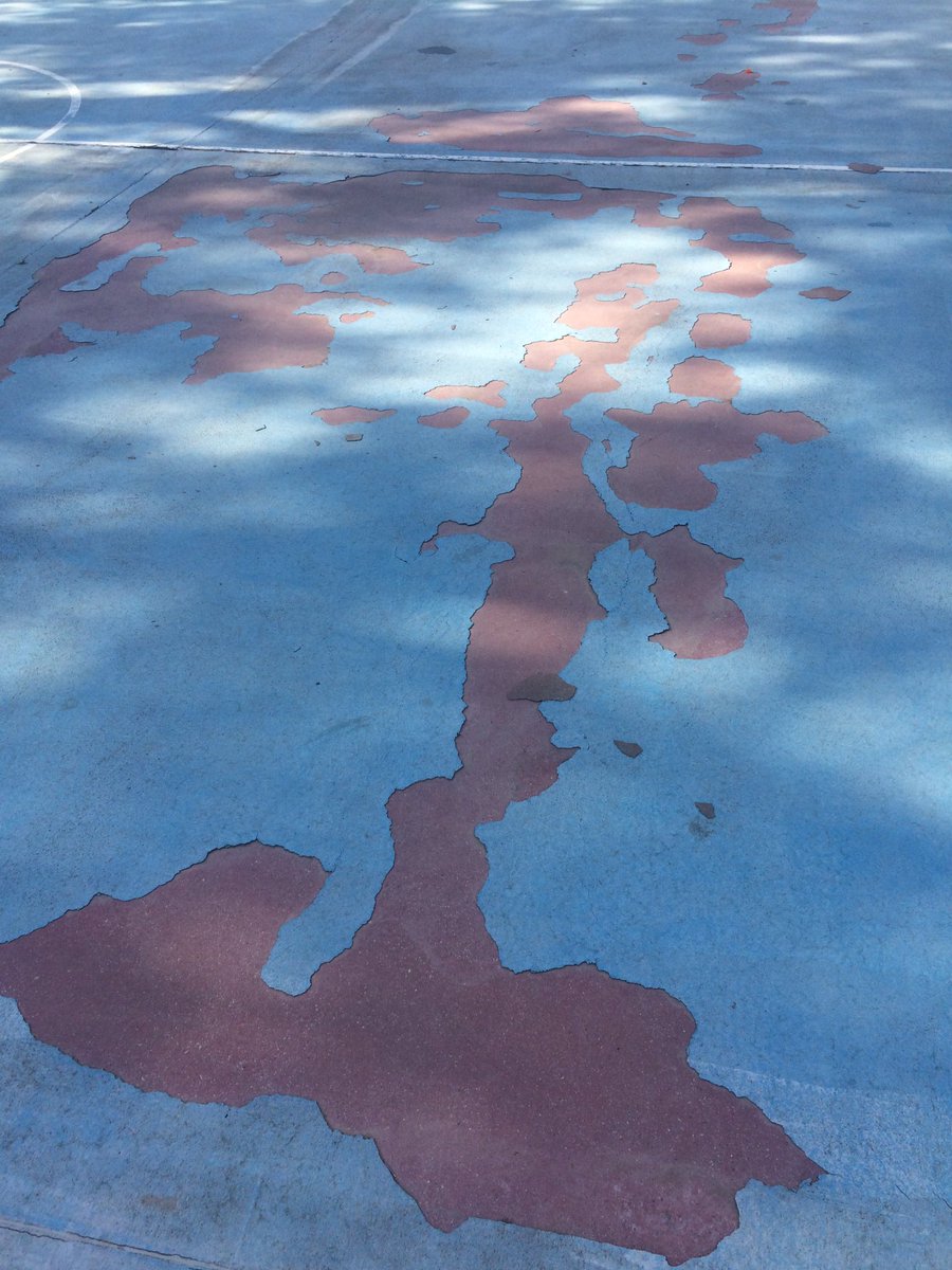 antonio14ruiz's tweet photo. ¿A esto se le llama pista de baloncesto? Canastas sin redes, pista desconchada... en fin. @Ayto_Montilla @montilladigital @MontillaAbierta https://t.co/UZzV7VrG2m