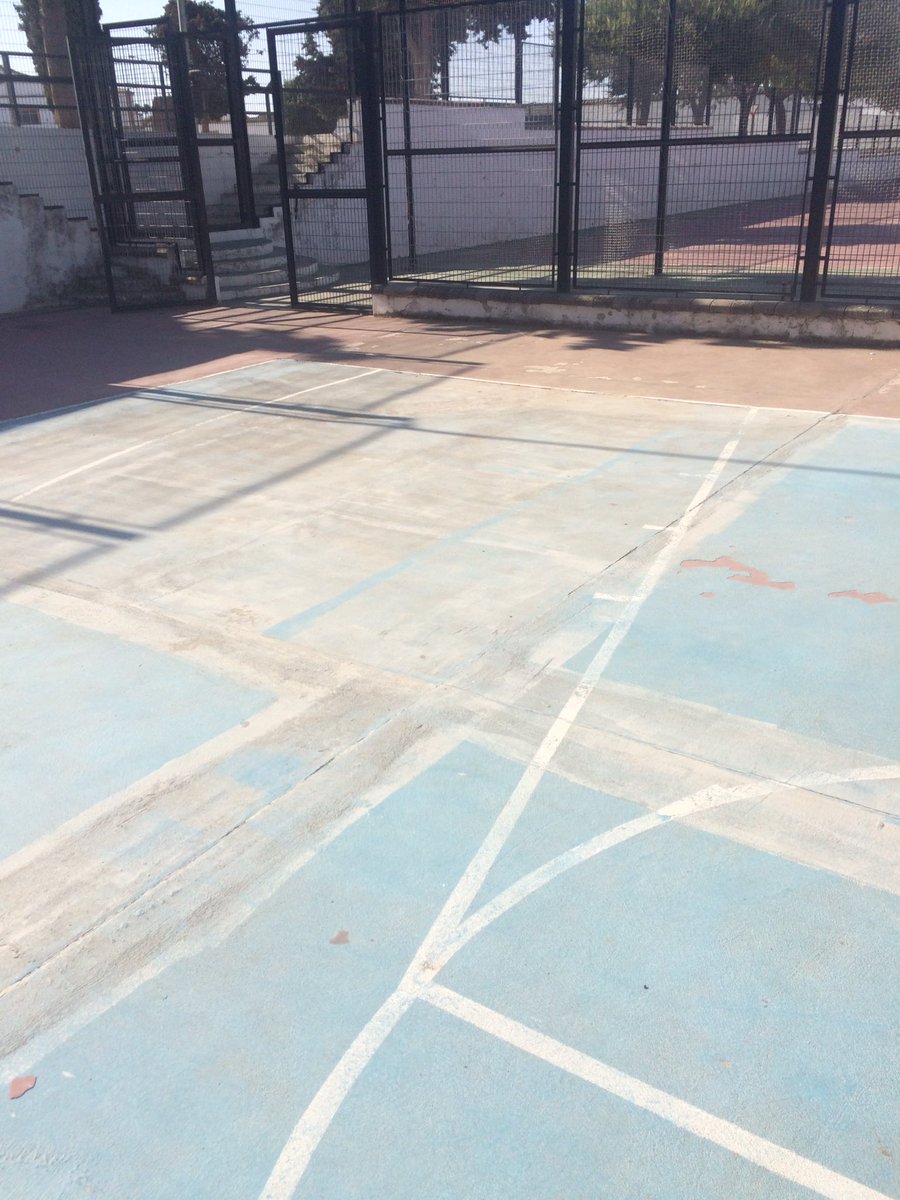 antonio14ruiz's tweet photo. ¿A esto se le llama pista de baloncesto? Canastas sin redes, pista desconchada... en fin. @Ayto_Montilla @montilladigital @MontillaAbierta https://t.co/UZzV7VrG2m