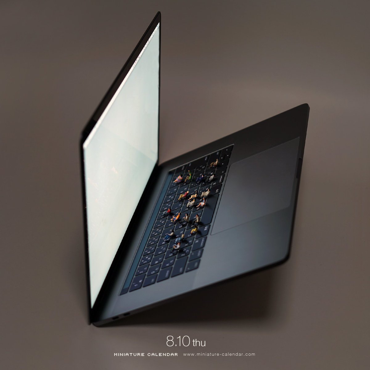 「iMacs シアター
 
#IMAX #MacBookPro 」|Tatsuya Tanaka 田中達也のイラスト