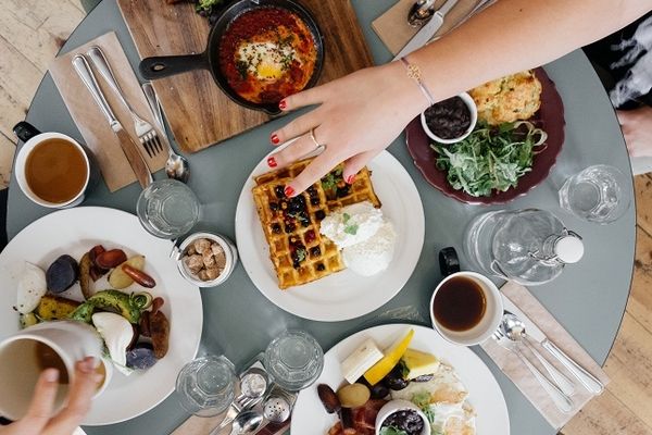 Des chaises au #menu, les #restos à la #mode se ressemblent tous buff.ly/2uydGGZ @le_clubsandwich <a href="/PaulineMinigiac/">Pauline Giacomini</a> #Food #Conso