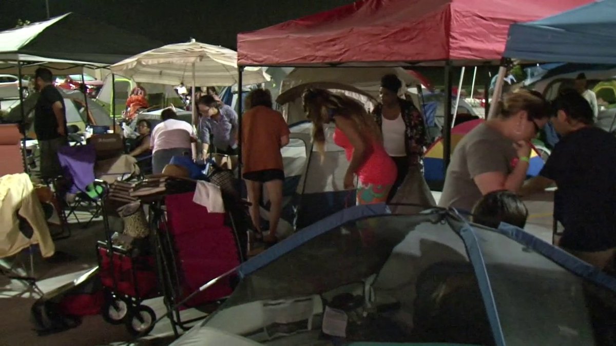 FOX26Houston's tweet image. Over 100 camp out to win free Chik-fil-A for a year. Newest location, 14335 E Sam Hou Pkwy N.
#Fox26News
#EatMorChikin 
#DedicatedFans