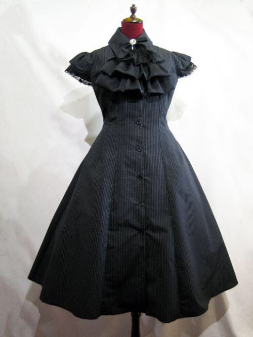 Atelier Pierrot Sale Marble フリルタイ付き ゴシック調ロングワンピース 黒グレーストライプチェック 黒タイ 受注商品 華やかなゴシック調のフリルタイがついたシックでシンプルなロングワンピースです 通販ページ T Co