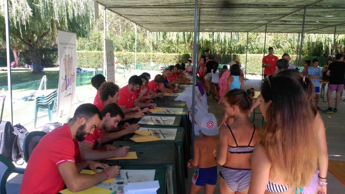 Aquí están nuestros jugadores <a href="/ADEMARLEON/">//Abanca Ademar León</a> firmando autógrafos a todos los aficionados de <a href="/ValenciaDeDJuan/">Valencia De Don Juan</a> Muchas gracias por venir