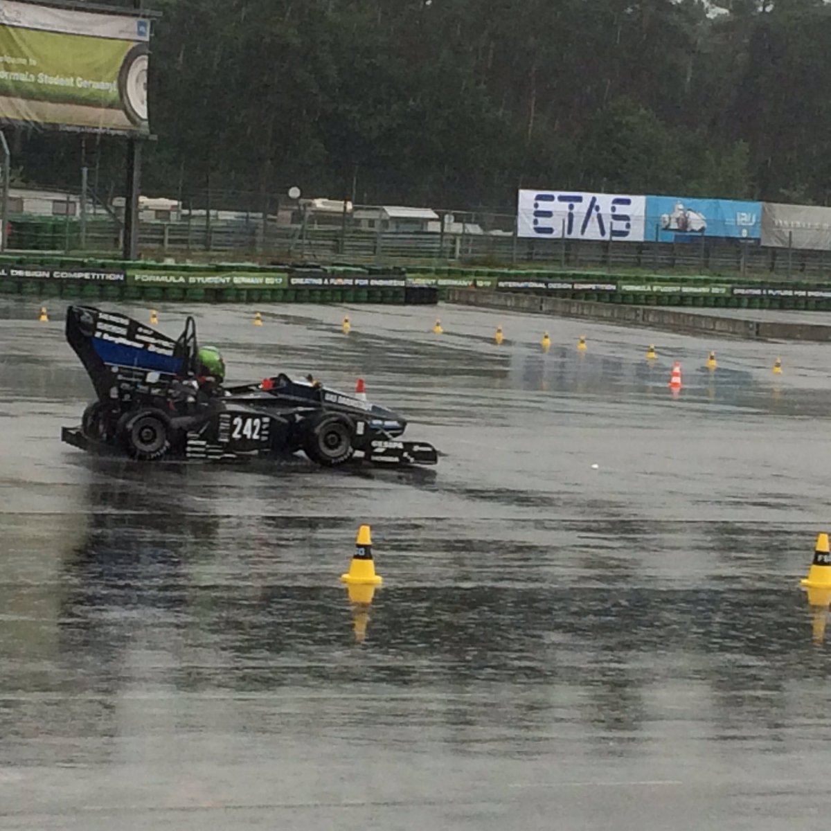 brunel_de's tweet photo. Tag 2 der #FSG2017 ist zwar ordentlich nass, aber #inderwerkstattregnetsnicht @FormulaStudentG #fastda https://t.co/K7UWzoY0PE