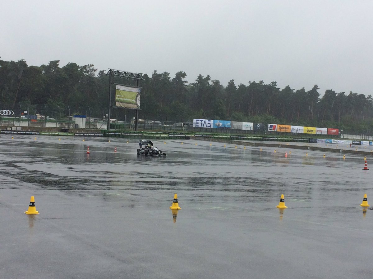 brunel_de's tweet photo. Tag 2 der #FSG2017 ist zwar ordentlich nass, aber #inderwerkstattregnetsnicht @FormulaStudentG #fastda https://t.co/K7UWzoY0PE