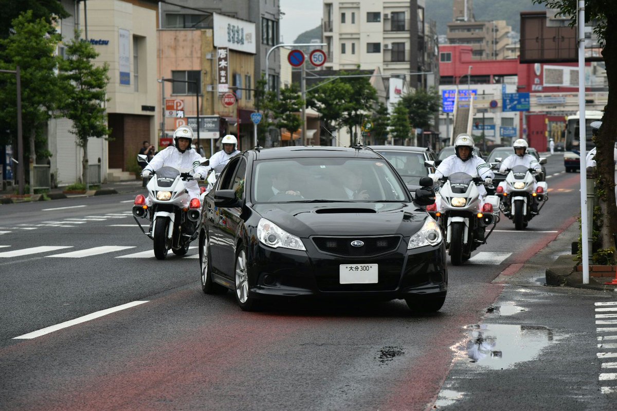 Mf10l33 Sur Twitter 平和公園に到着した安倍首相車列 大分県警のbmレガシィ警護車を先頭に センチュリー総理大臣専用車 周りを4台の白バイが固め長崎県警のクラウン警護車が側衛します やっぱり総理大臣専用車は迫力あります 後ろの佐世保ナンバーのj32