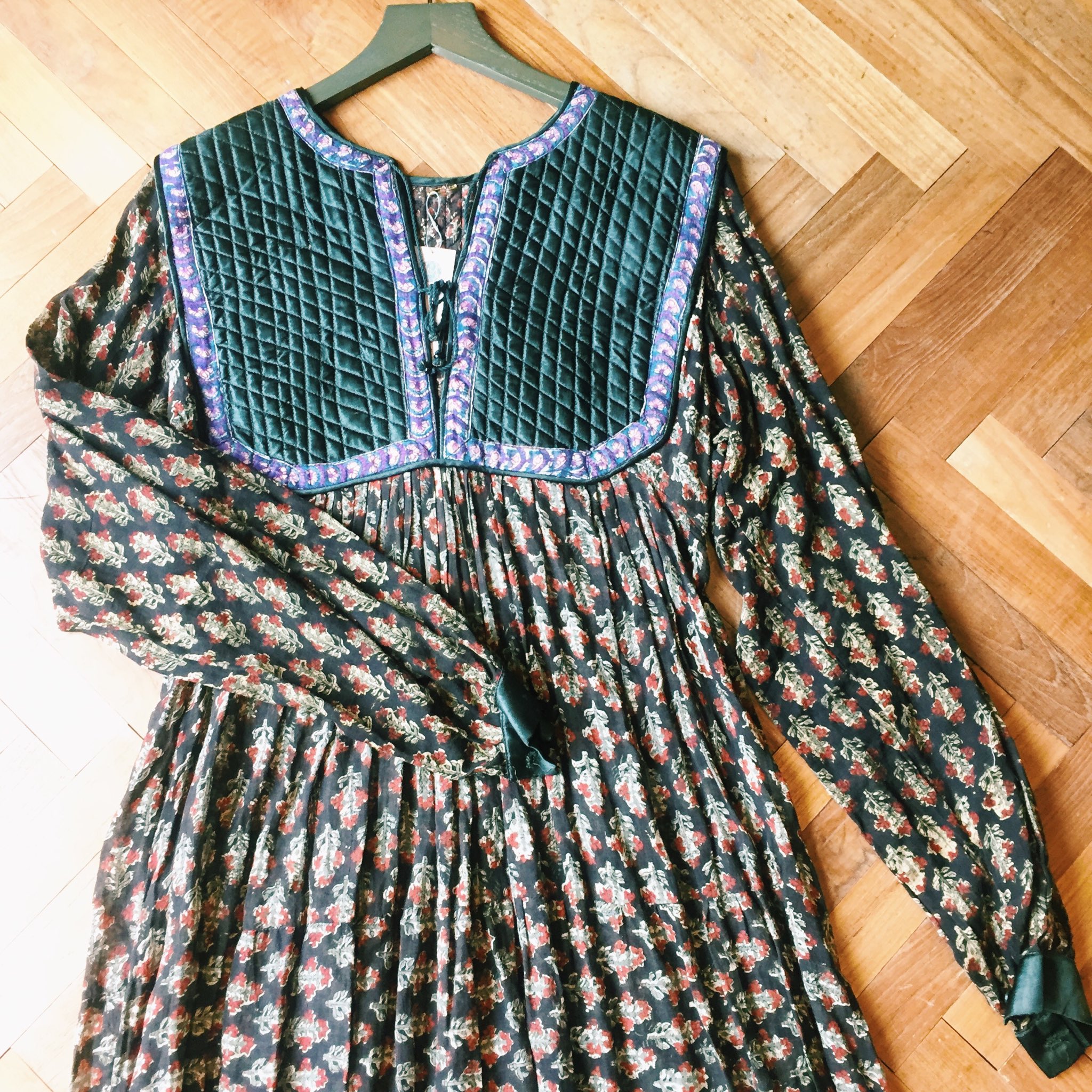 Marte New Arrival インド綿のワンピースは滑らかな肌心地に心奪われます フロントはキルティング素材に切り替わるトライバルデザイン いつまでも色褪せないインド綿ワンピースは一枚でさらりと アースカラーが大人の雰囲気に誘います T