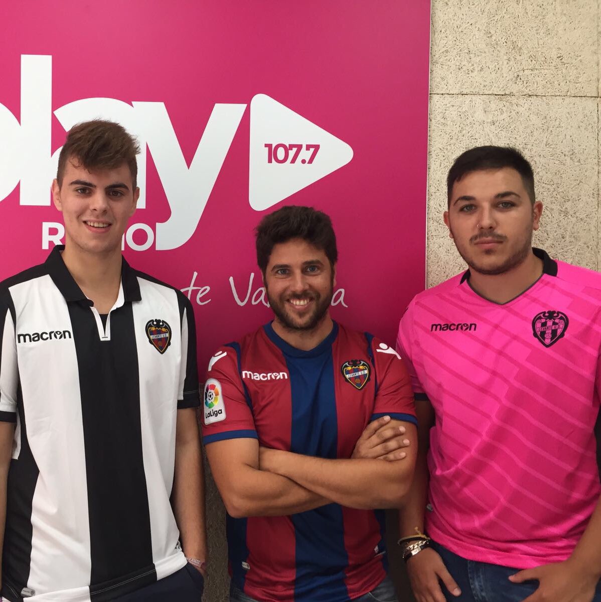 RafaEsteve19's tweet photo. Comienza una nueva etapa. Llena de ilusión, ganas, sacrificio y trabajo.GRACIAS @playradiovlc @CarlosAyats #SienteElLevante #VuelveSinTregua https://t.co/bD8mIAjZcI