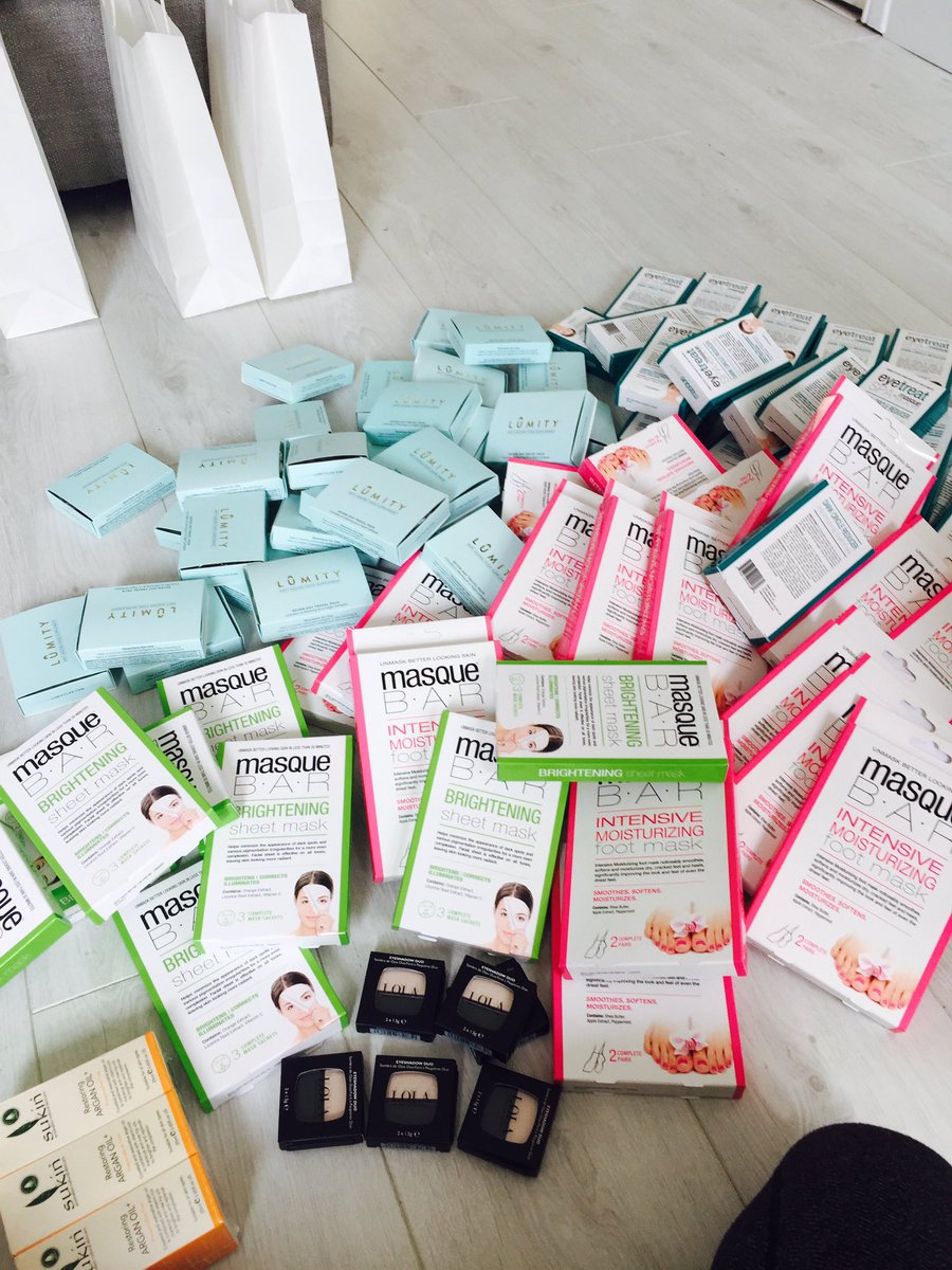 leepycroft's tweet photo. I'm filling #goodybags for a #MYMakeover event tomorrow at #Grenfell with @goodgrieftrust Thank u @MasqueBarUK @LumityLife @loveLOLAmakeup https://t.co/o2nH9g1js9