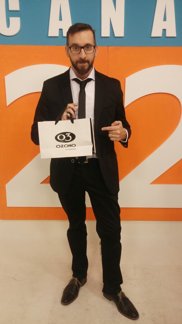 profugostvok's tweet photo. Gracias Carlos de @OzonoGafas por los regalos a los conductores @aineTHEVENON y @Ezekissarmy y los panelistas @claudioavalprod y Emi https://t.co/CnBPt8OrW1