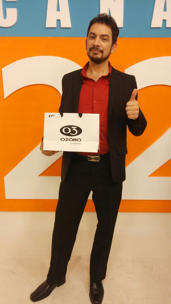 profugostvok's tweet photo. Gracias Carlos de @OzonoGafas por los regalos a los conductores @aineTHEVENON y @Ezekissarmy y los panelistas @claudioavalprod y Emi https://t.co/CnBPt8OrW1