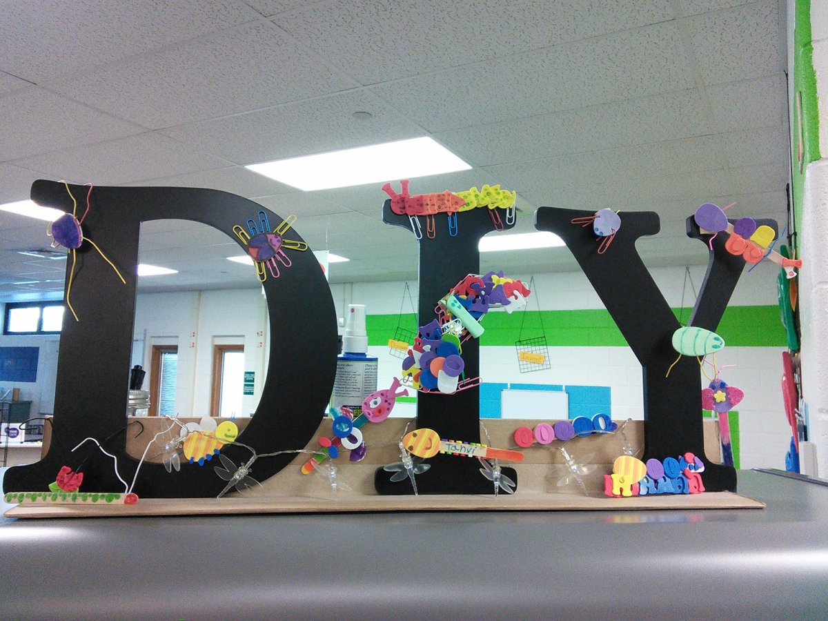 Ridge_Hub's tweet photo. August's DIY is keeping students "buzzy" and creative in The Hub with our first project! @RidgeFCL https://t.co/EXC4d4CyyT