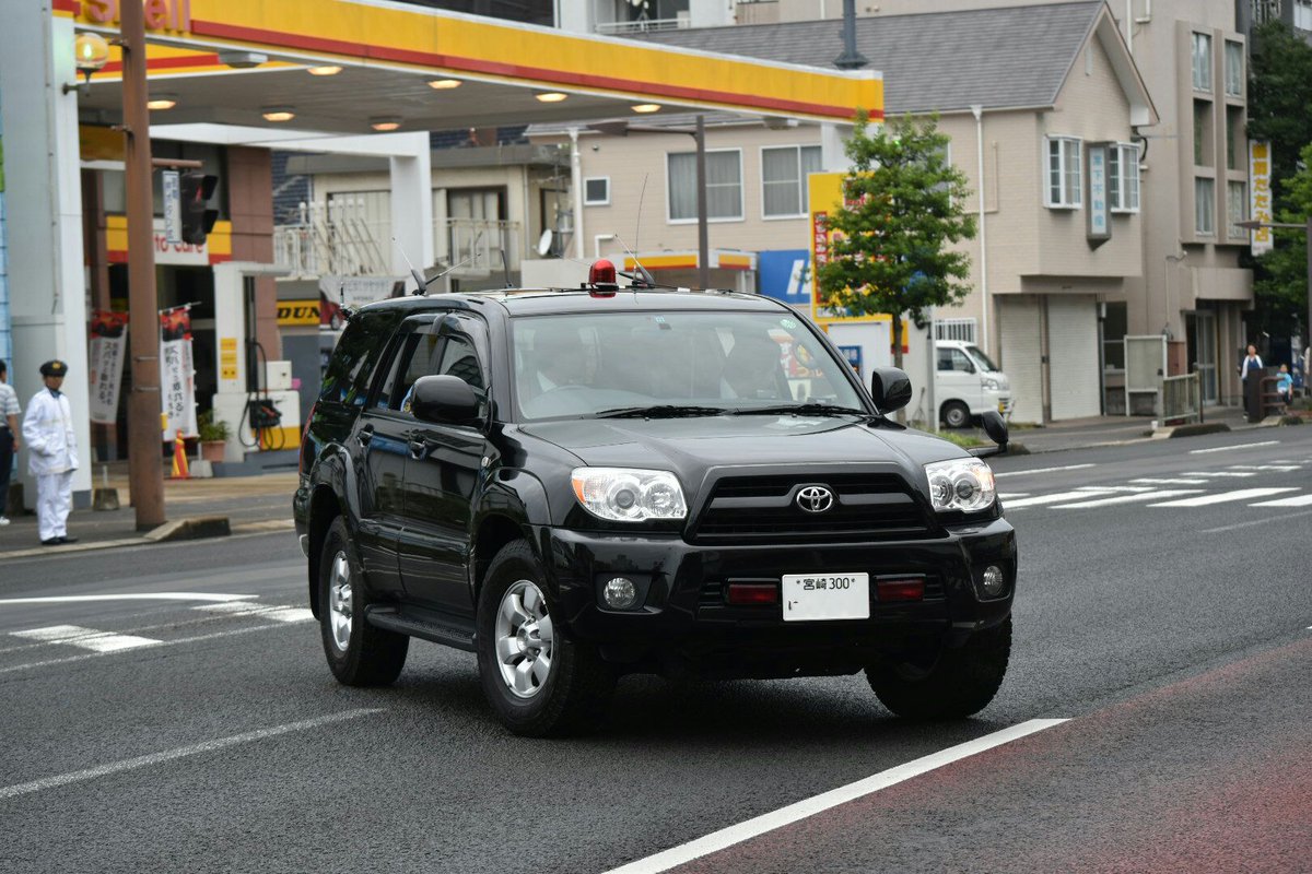 Mf10l33 En Twitter 安倍首相車列の随行員を乗せたバスをガードする宮崎県警のサーフ警護車 Suv警護車の本領発揮ですね 長崎県警のギャランフォルティス覆面 この車種の覆面は初めて見ました その後ろは韓国領事館の車両と思われるヒュンダイ エクウス 一般車では