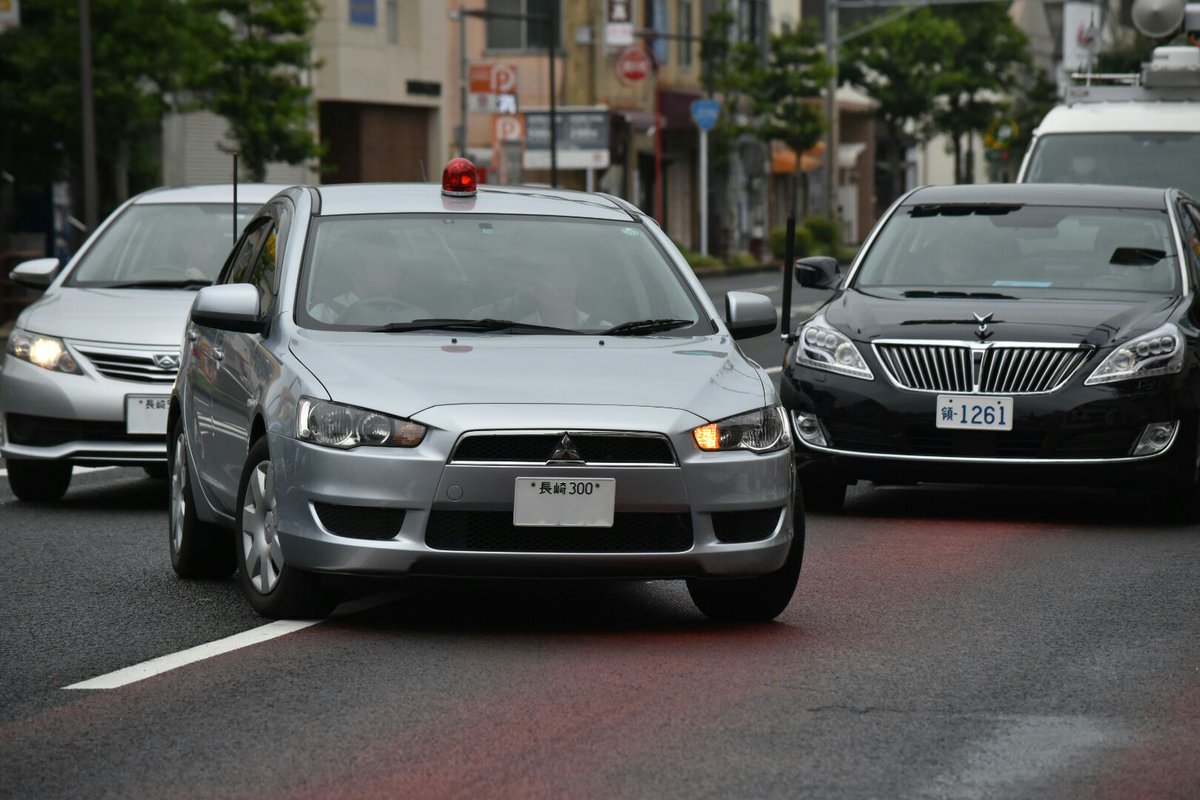 Mf10l33 安倍首相車列の随行員を乗せたバスをガードする宮崎県警のサーフ警護車 Suv警護車の本領発揮ですね 長崎県警のギャランフォルティス覆面 この車種の覆面は初めて見ました その後ろは韓国領事館の車両と思われるヒュンダイ エクウス 一般車では