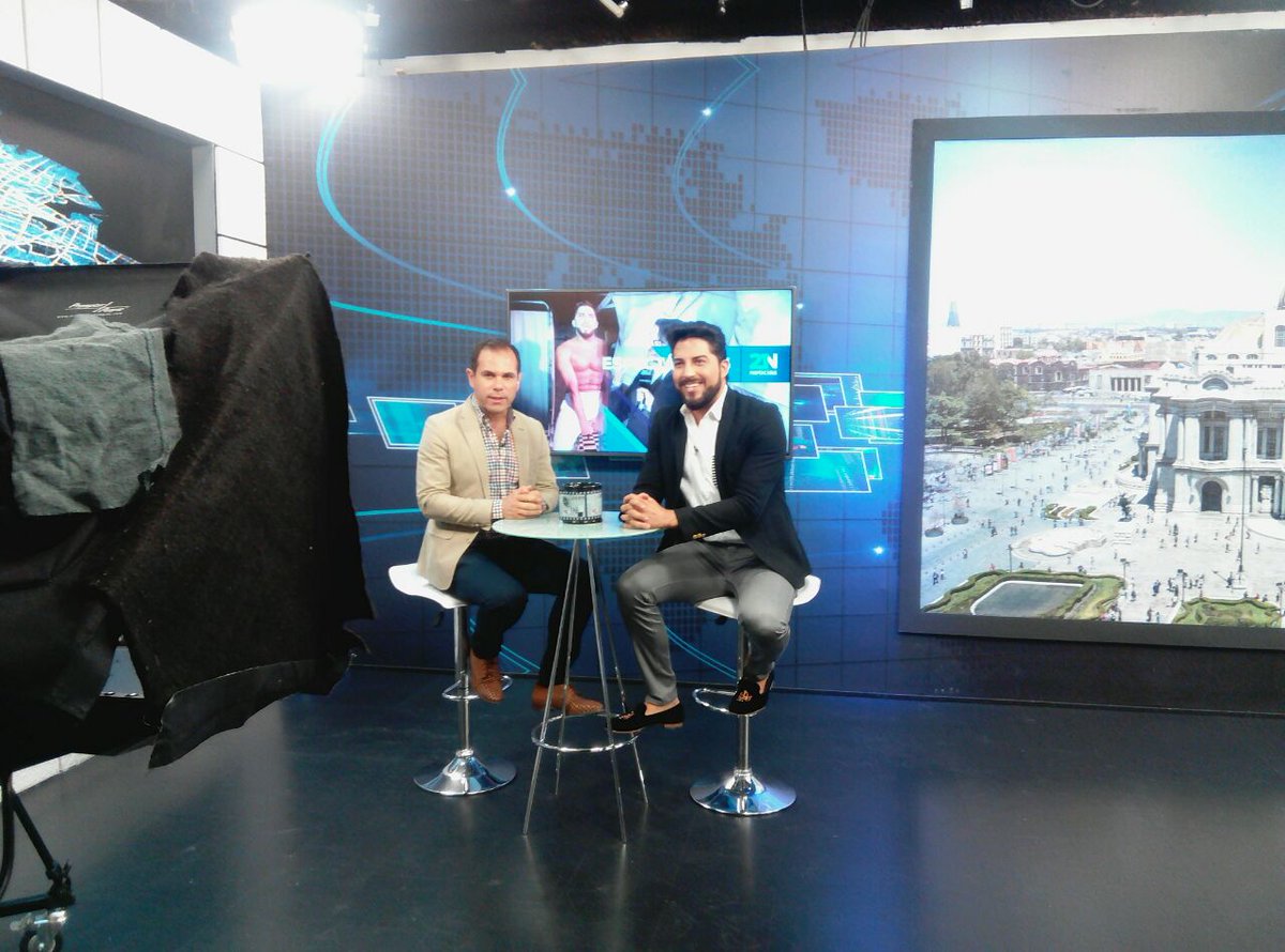 Capital21_Tv's tweet photo. #EnVivo @MARKYSILVAR está con @Jorgecanasmx quien nos invita a la obra @VampsVanDekker ¡Sintonízanos! ➡https://t.co/rdCT02cROb https://t.co/BcuiIfMz3D