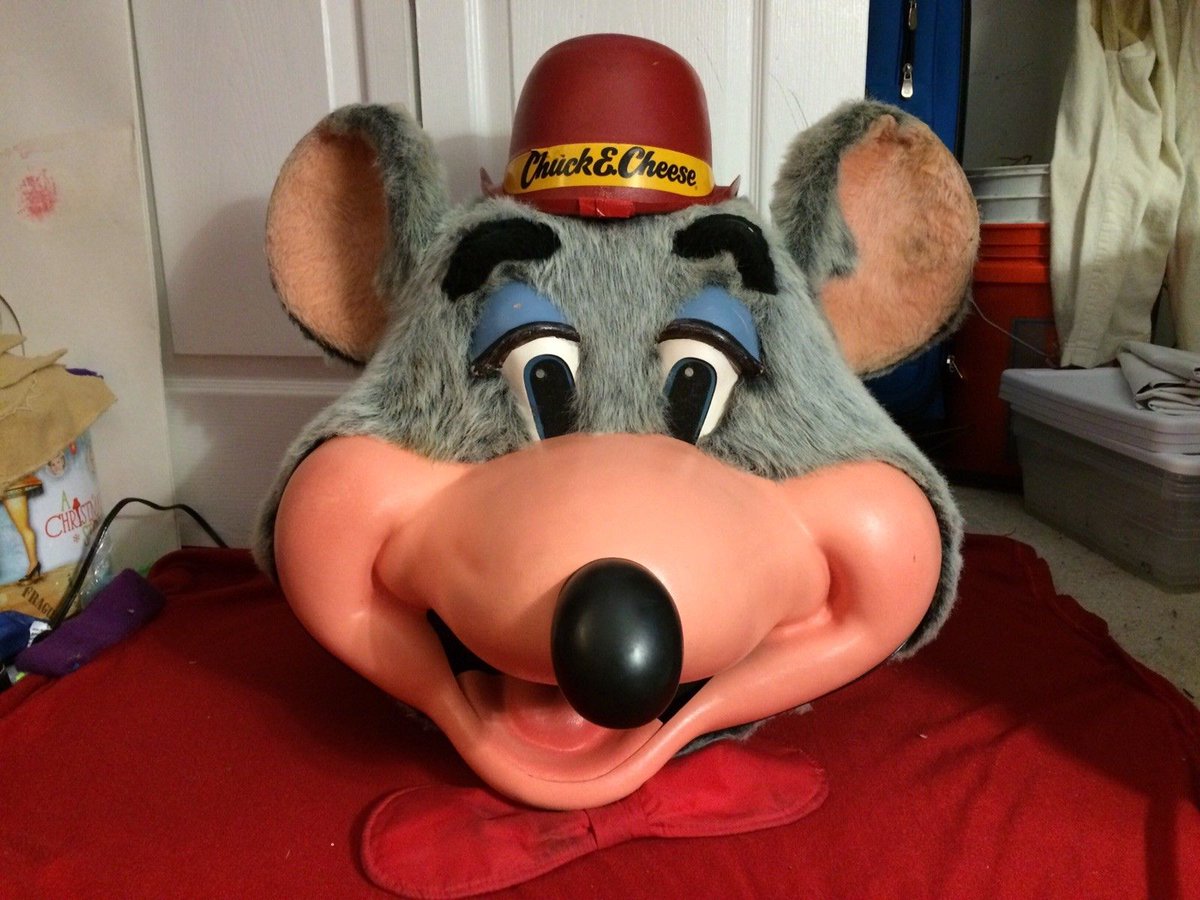 1980年前半のチャッキーチーズのガワが$800.00から競売に掛けられてる!!