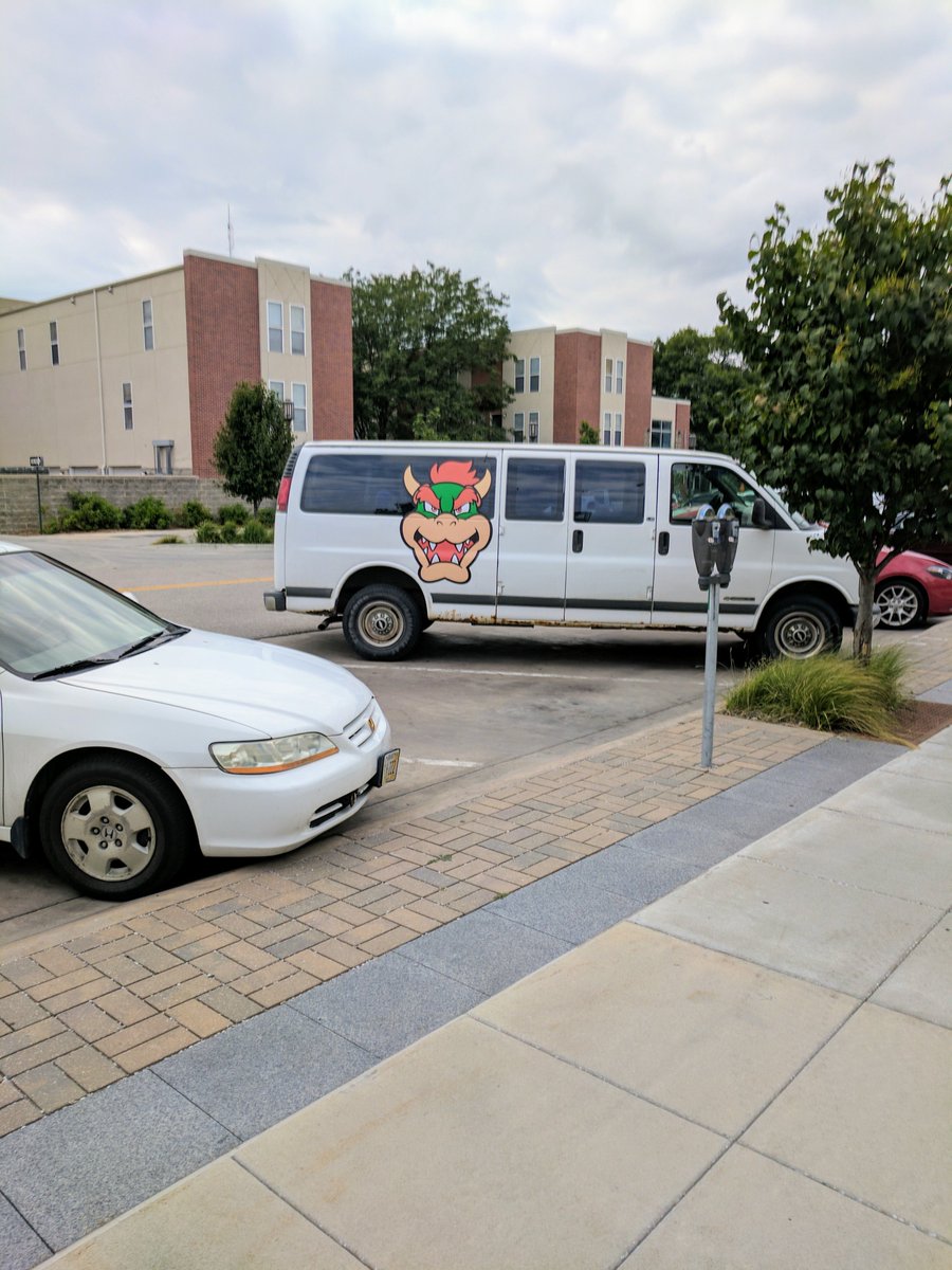 jennuinelyfunny's tweet photo. Well, that's one option for a paint job. Man, I sure do love my city. #LNK #LetYourFreakFlagFly #GetWeirdWithIt https://t.co/181SypmDjT