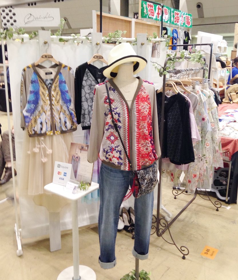 picnic_news's tweet photo. #HMJ2017 の思い出。
新宿 伊勢丹の催事でご一緒した、��飾デザイナー Qui-chiさんのブース。
強さや可愛らしさ、上品さなどいろいろな内面を引き出せるような大人の女性のためのレディースウェアを制作されています!
https://t.co/2BEawH7a1L https://t.co/rXFzrJnQjK