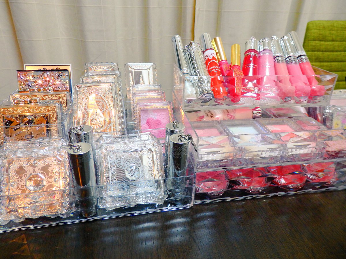 ダイソーのケースを追加してみた。
クリアケースがキラキラ。
#ダイソー  #コスメ収納
#ジルスチュアート #jillstuart 
#キャンメイク #canmake
#マキアージュ #maquillage 
#デパコス #プチプラコスメ
#プチプラ #100均
#キラキラ