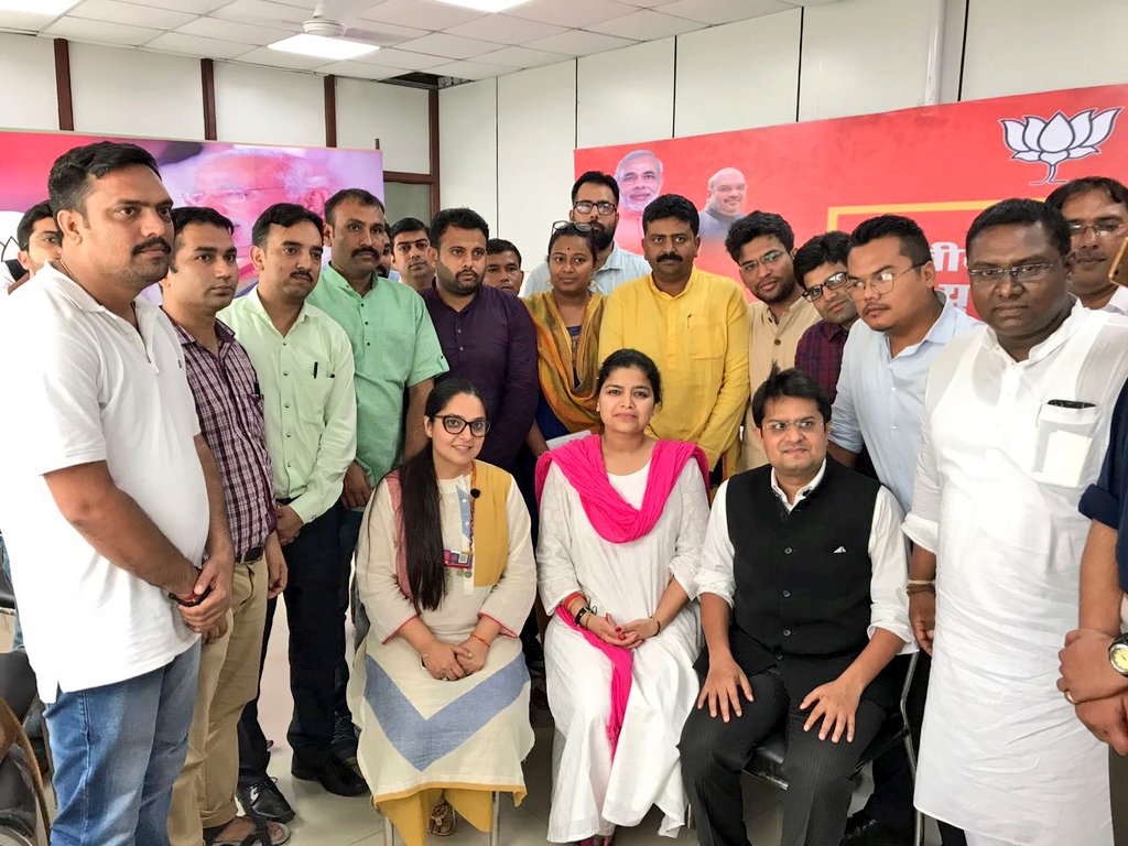 poonam_mahajan's tweet photo. Vocalized for the importance of law and judiciary at the @BJYM Legal Committee Meeting with the Legal Committee Head @charupragya ji. https://t.co/8DHEVhizM3