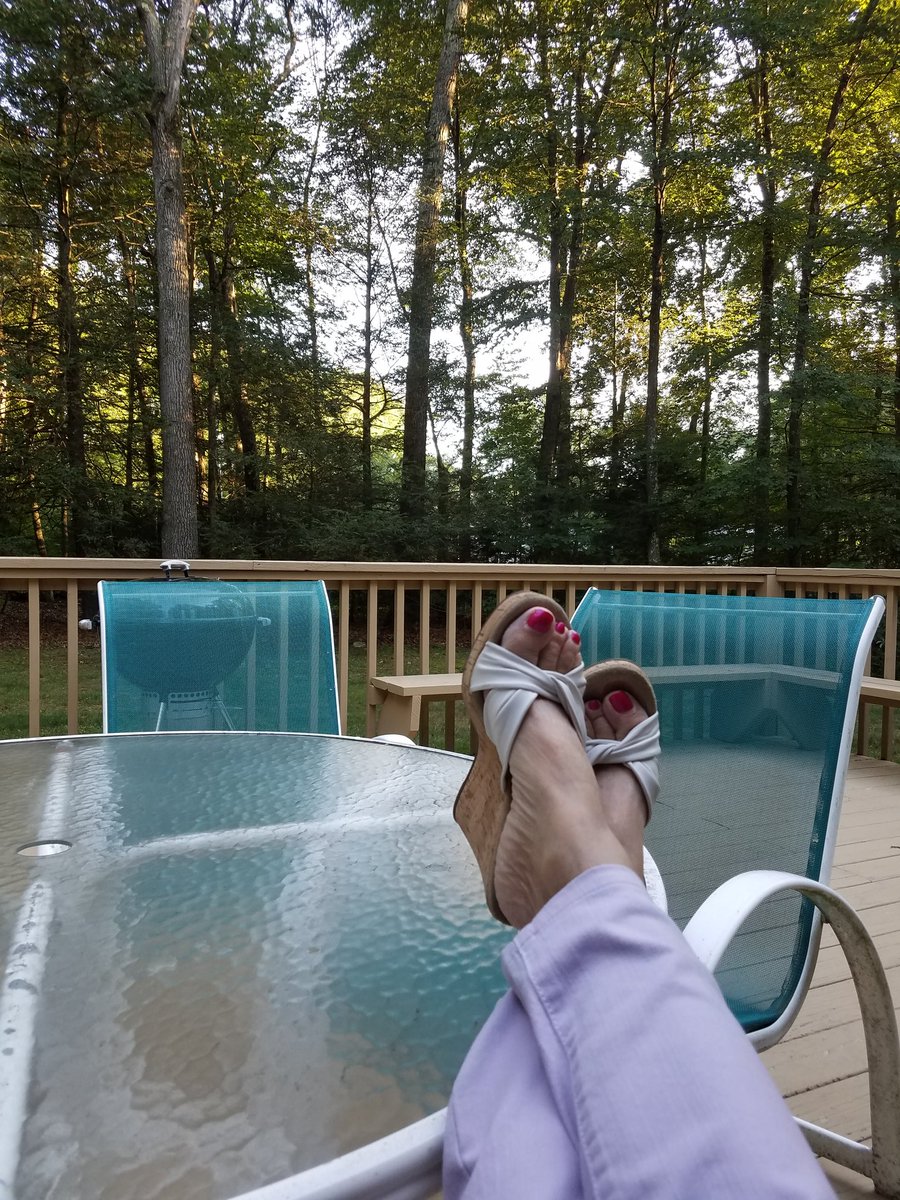 Di2N11's tweet photo. @natalielynnroy @HanggiLove Following my bliss!! #nature #feetup #timetodonothing https://t.co/0454XGzC51
