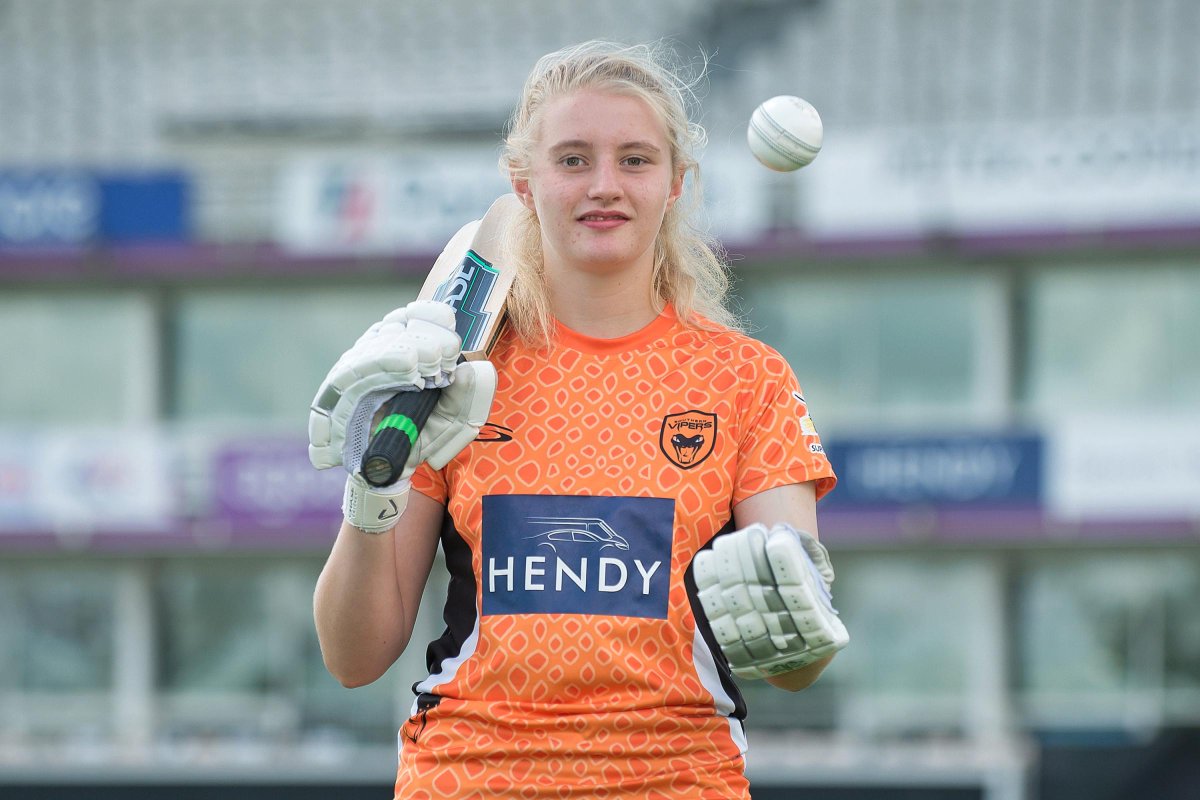 CRICKET: Hampshire schoolgirl is living the dream with Charlotte Edwards' Southern Vipers bit.ly/2vpySjb