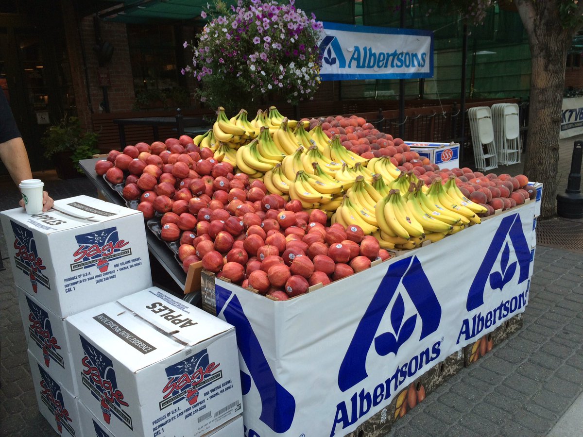 joelmama's tweet photo. #FlapjackFeed #albertsons Thank you to Albertson's for donating this gorgeous fruit. Come on over to the Flapjack Feed on the Basque Block! https://t.co/6vyjtdKx3E