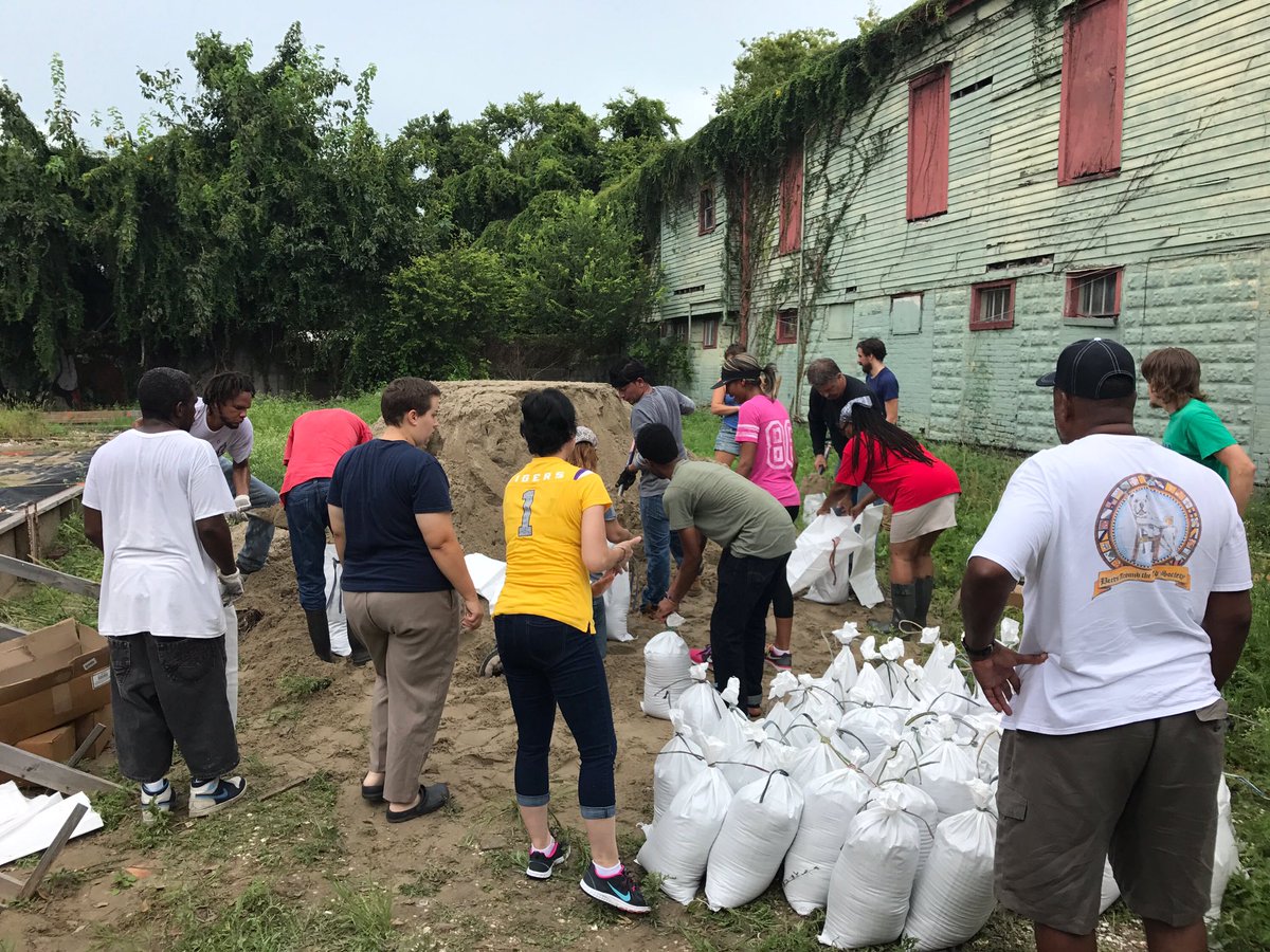 kristingpalmer's tweet photo. We're out at 805 N. Claiborne giving out sandbags to anyone who needs them. Please share, #nola! https://t.co/zf1YkzWsmv