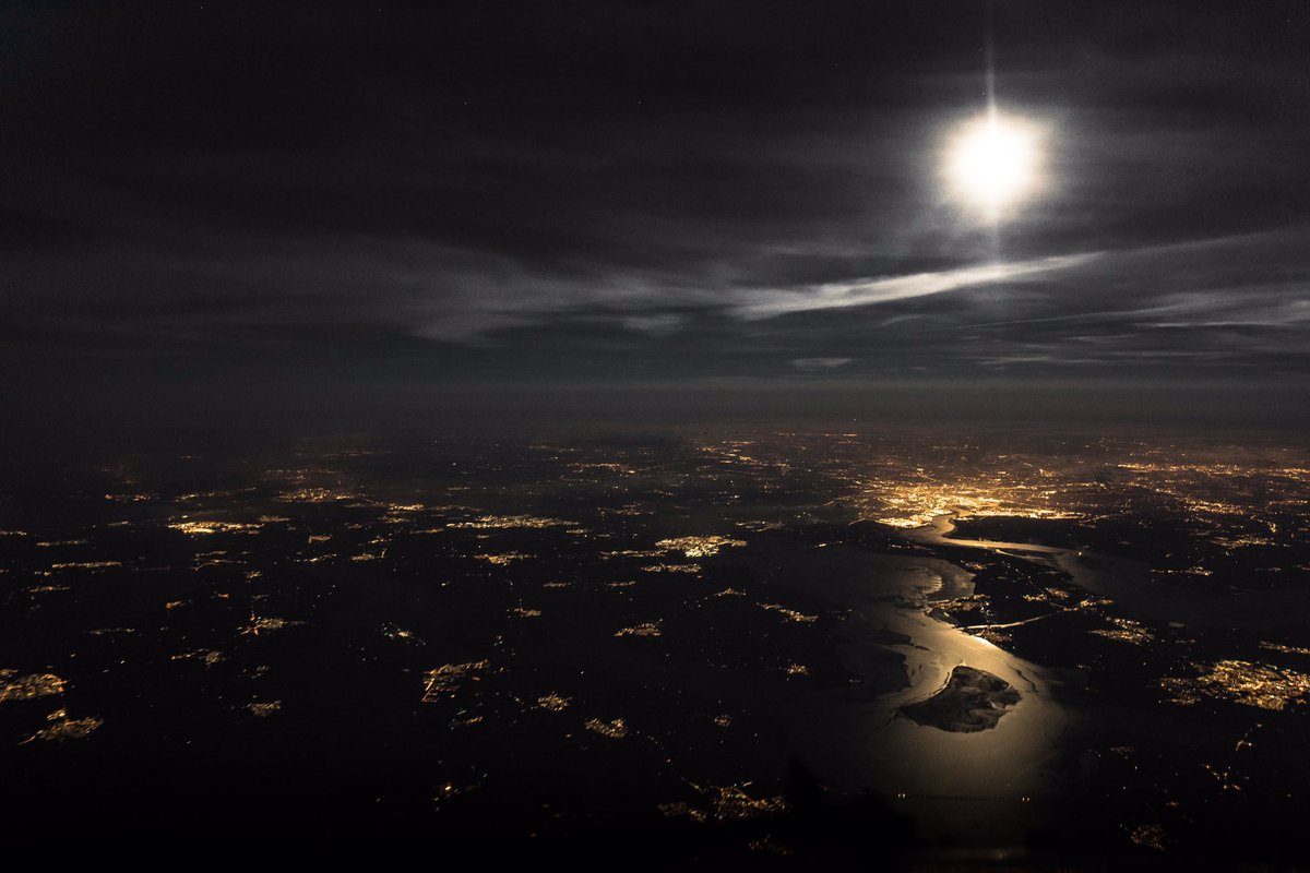 Soulful #FullMoon over #Rotterdam #flying #bynight #aviation #avgeek #trrvel #aerialshot #skyhigh #cityscape #landscape #travellife #lights