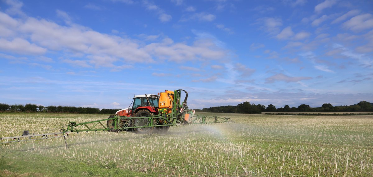 razorbackmowers's tweet image. A break in the weather and we're making rainbows here at #Springfieldfarms - Spraying off WOSR volunteers #Farm24 #striptil #mzuri