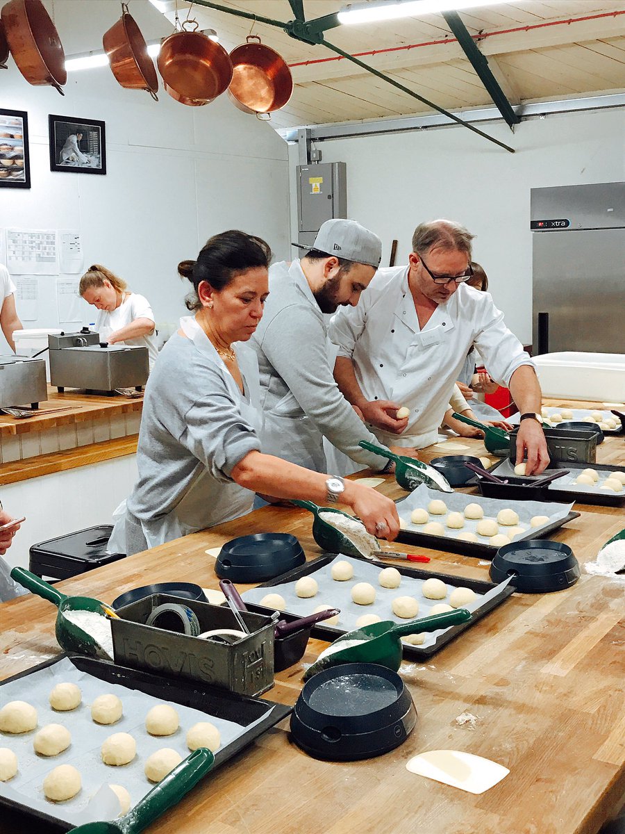 OakmanInns's tweet image. Some of our Culinary Development chefs enjoying a doughnut workshop at @BreadAhead #chefdevelopment #training