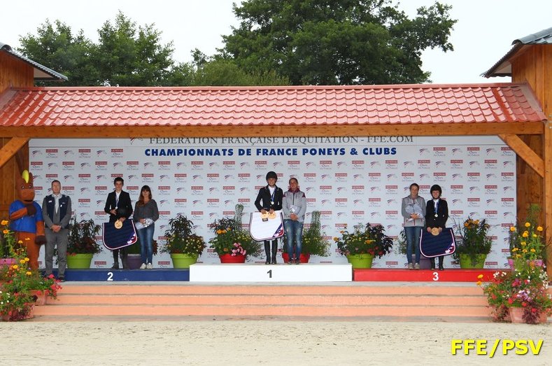 FFEquitation's tweet photo. #GOF2017 #SemaineClubs 👏 aux médaillés de @RCValdeLoire lors du Chpt de France d'#Équitation Clubs à Lamotte-Beuvron https://t.co/RwppP5Pegv https://t.co/H4n4UcxT0T