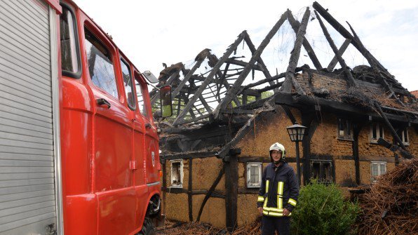 svz_de's tweet photo. Ferienhaus in #Karft brennt bis auf die Grundmauern nieder. https://t.co/6fW21hLatR https://t.co/6ljiJrCCrn