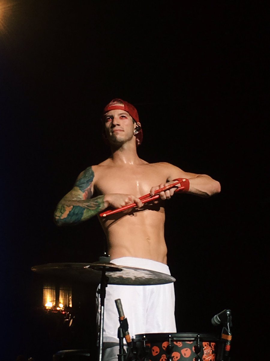melissaeeve's tweet photo. øne year since the most amazing night of my life. #msgroadshow https://t.co/kgNixr2iGd